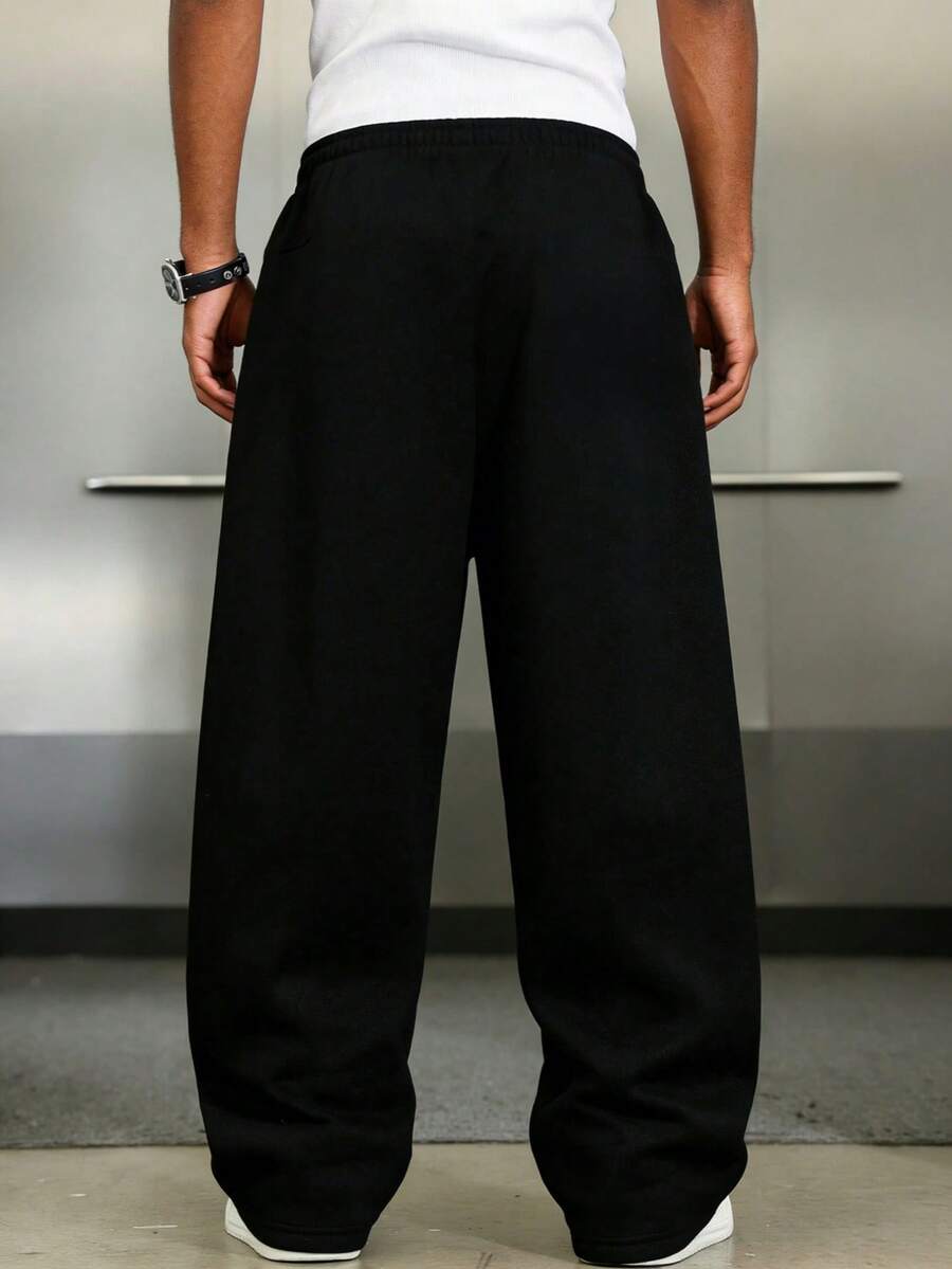 Model wearing wide leg relaxed fit sweatpant in black – TARLANO