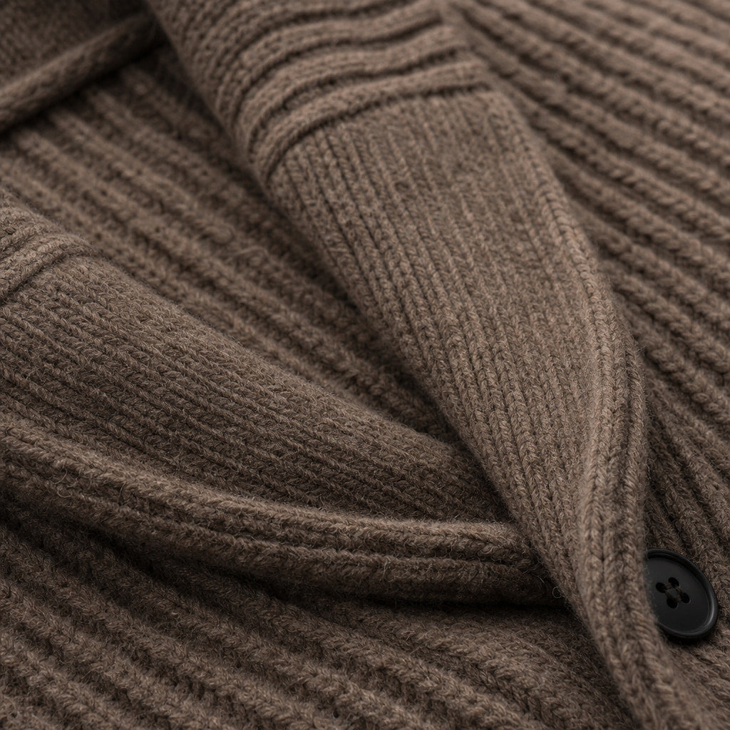 Cardigan Slim Fit Lapel Button-Up Knit Brown – Fabric and Detail Close-Up